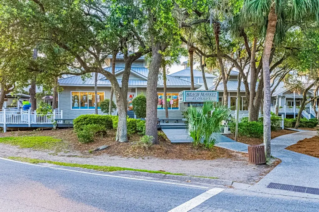 Spacious condo with patio, pool, walking distance to beach - near Coligny