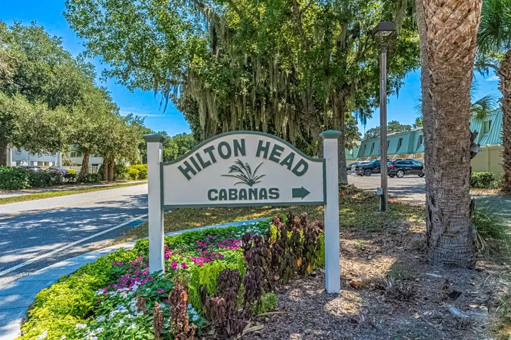 Spacious condo with patio, pool, walking distance to beach - near Coligny