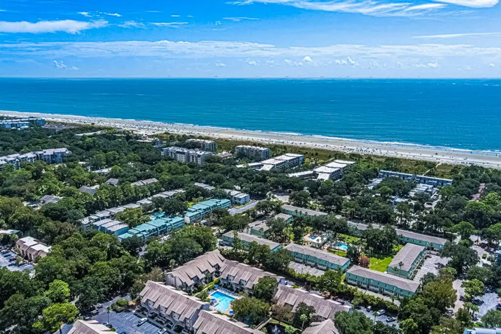 Spacious condo with patio, pool, walking distance to beach - near Coligny