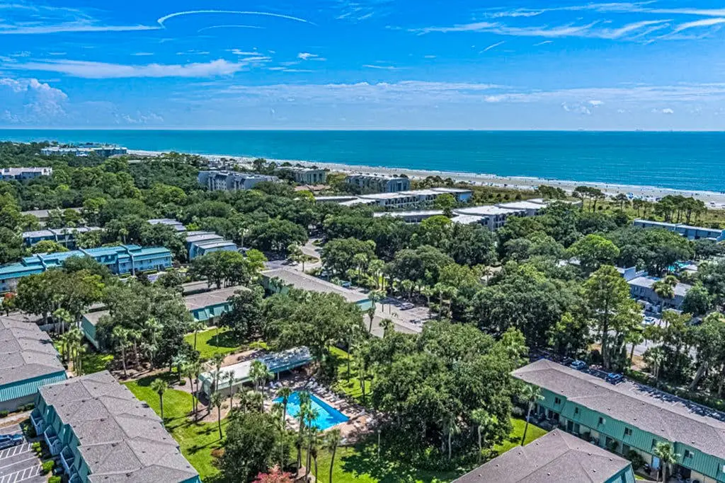 Spacious condo with patio, pool, walking distance to beach - near Coligny