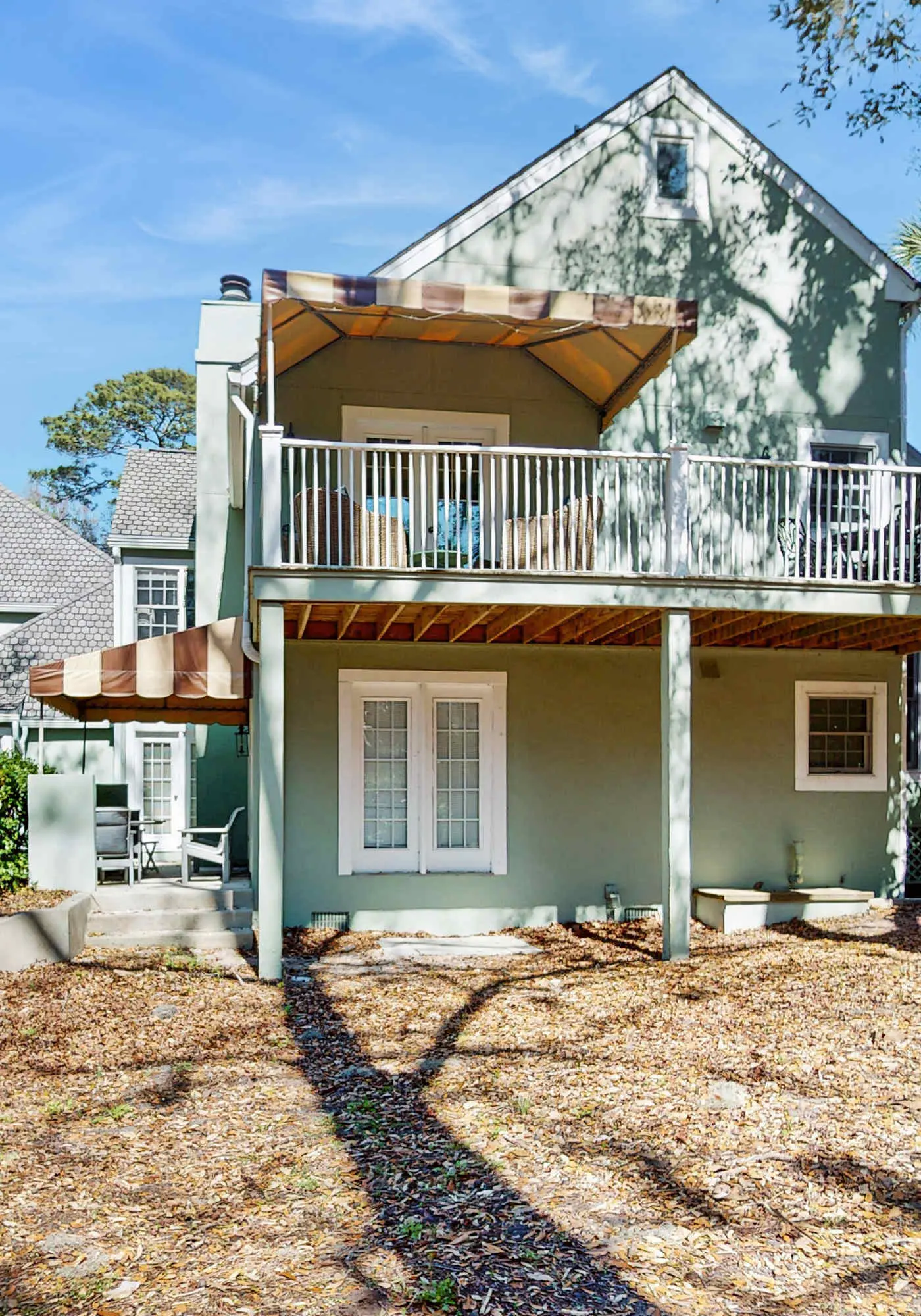 Dog-Friendly with pool, tennis, covered deck, beach nearby + golf views