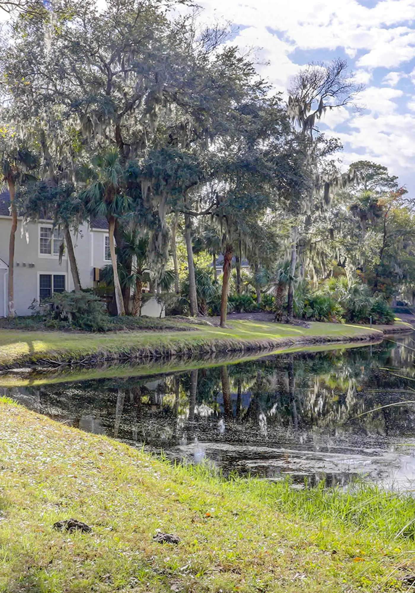 Dog-Friendly with pool, tennis, covered deck, beach nearby + golf views