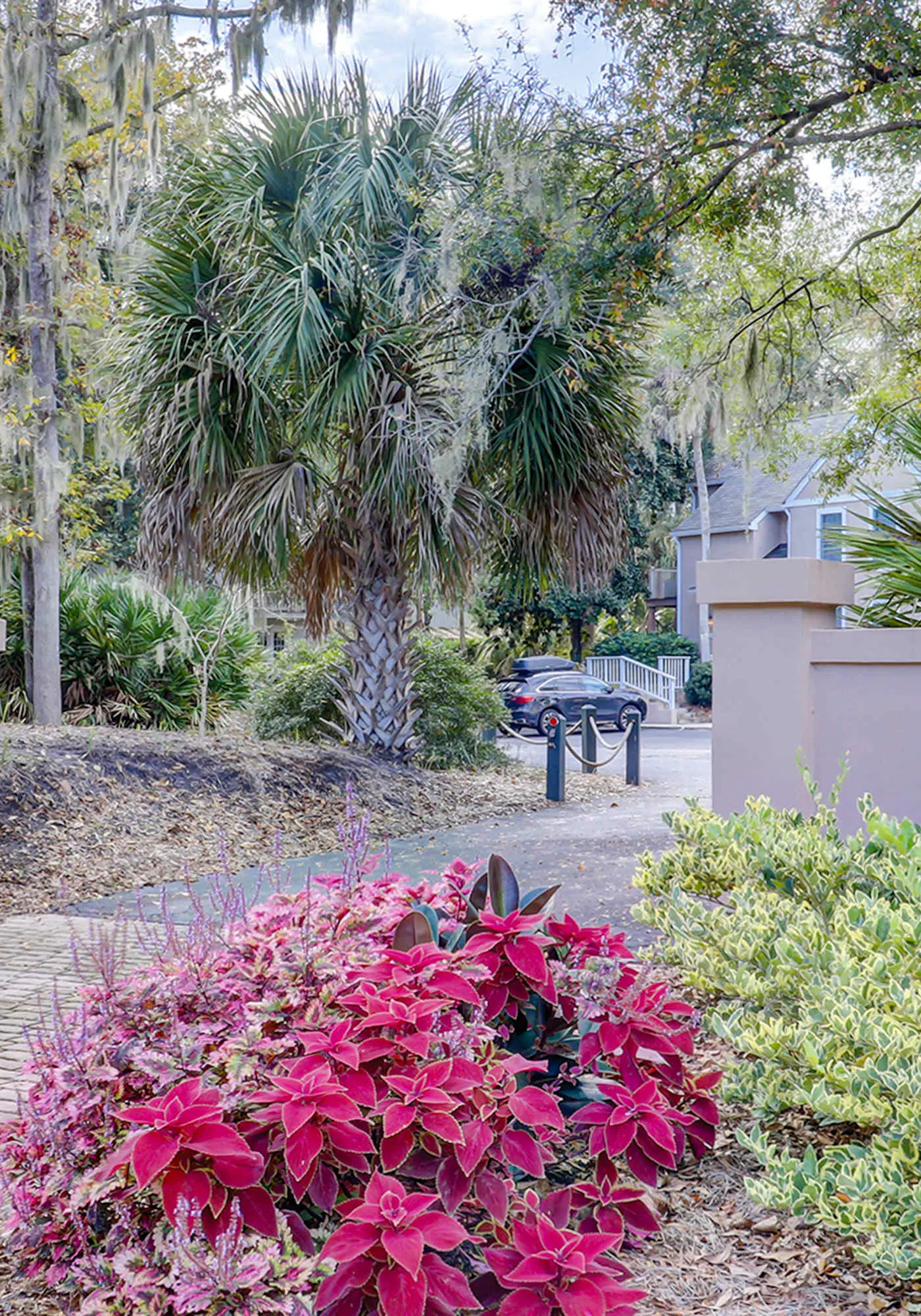 Dog-Friendly with pool, tennis, covered deck, beach nearby + golf views