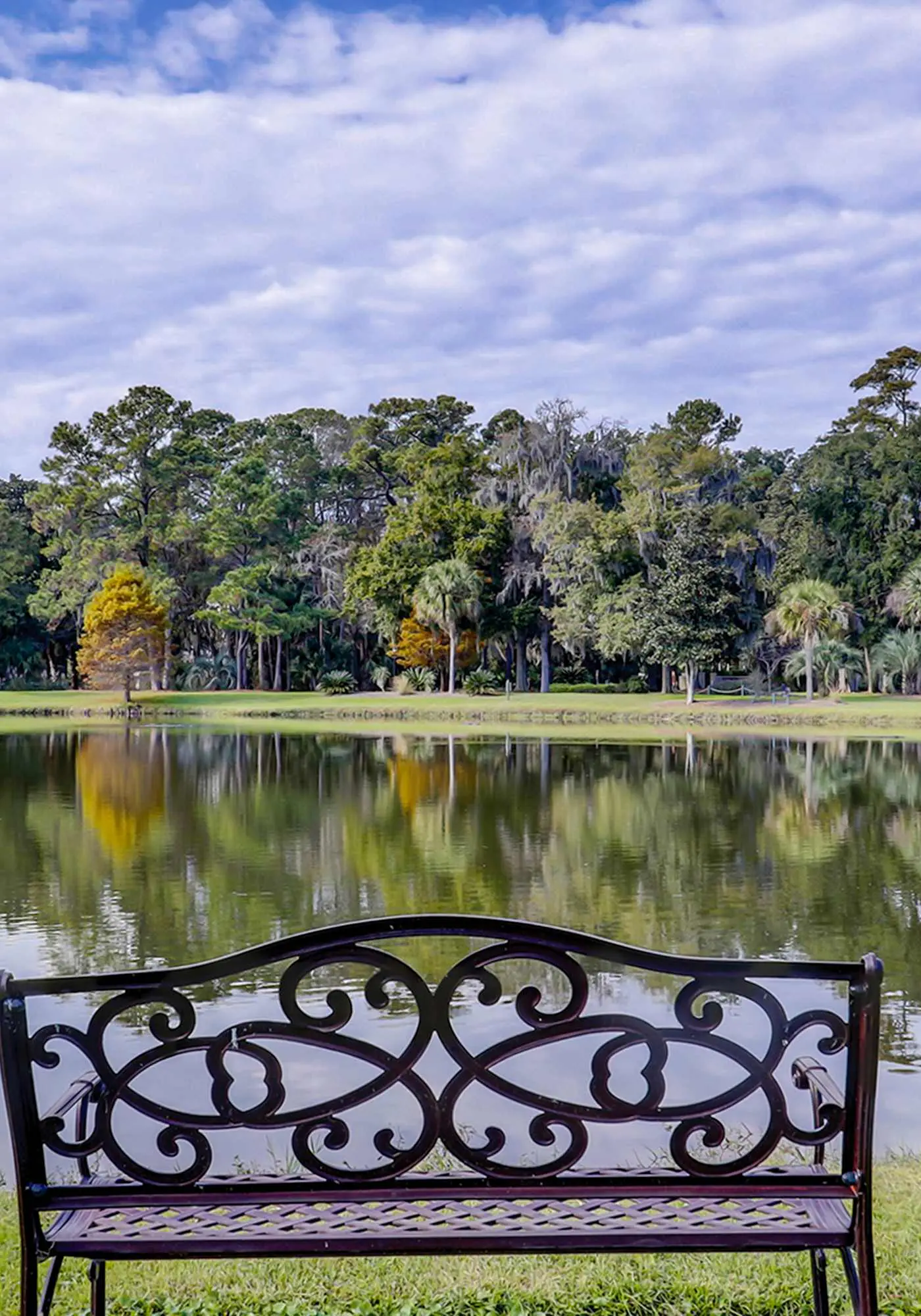 Dog-Friendly with pool, tennis, covered deck, beach nearby + golf views