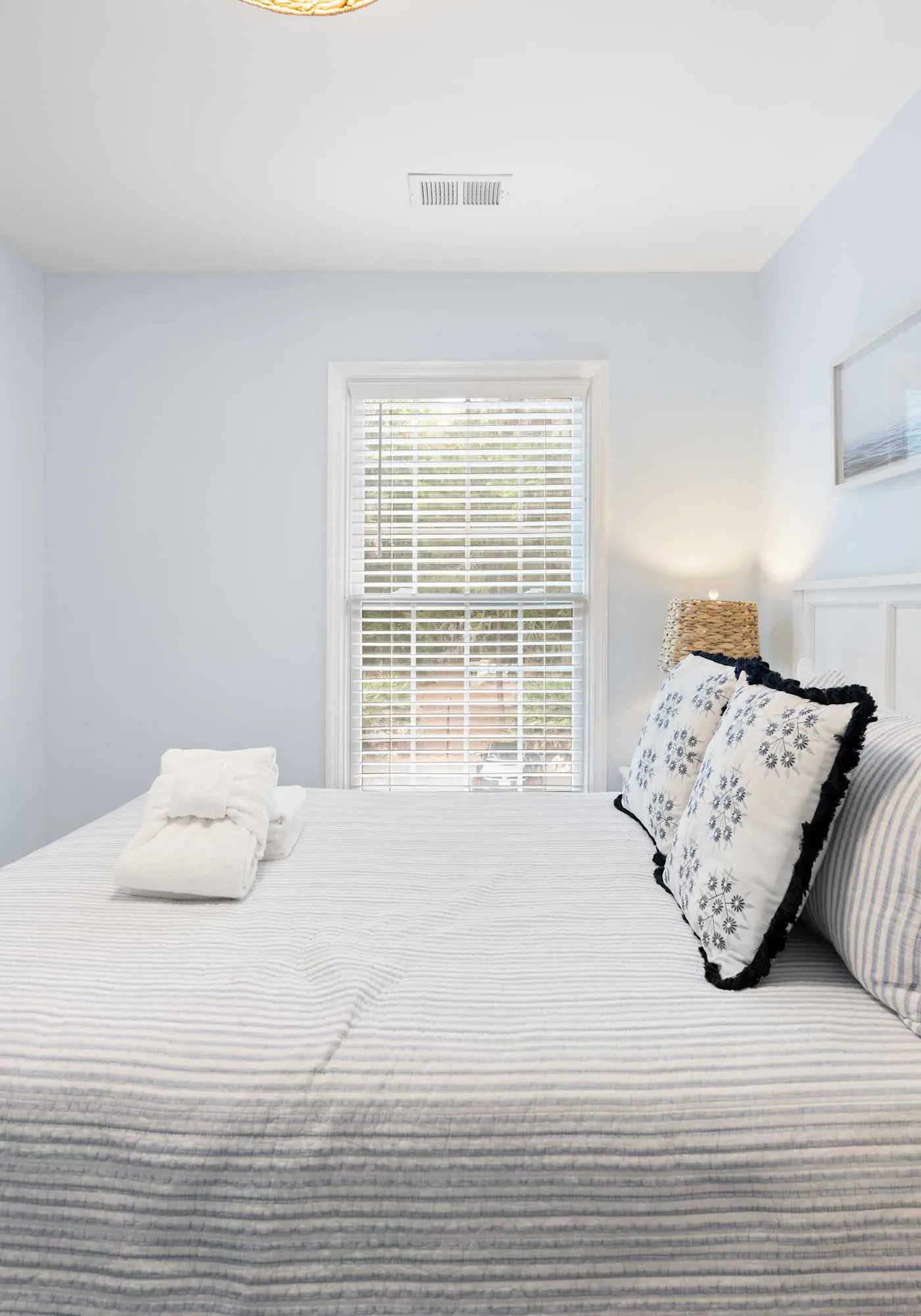 Dog-Friendly with pool, tennis, covered deck, beach nearby + golf views