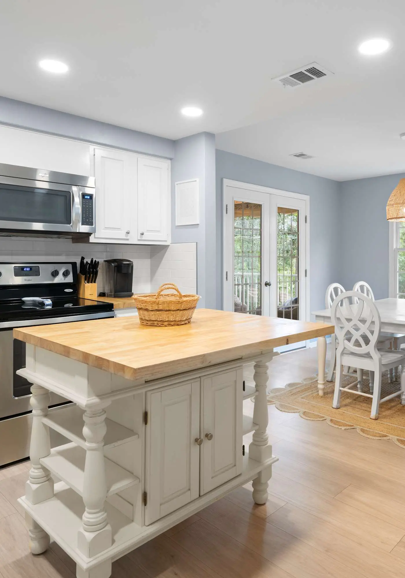 Dog-Friendly with pool, tennis, covered deck, beach nearby + golf views
