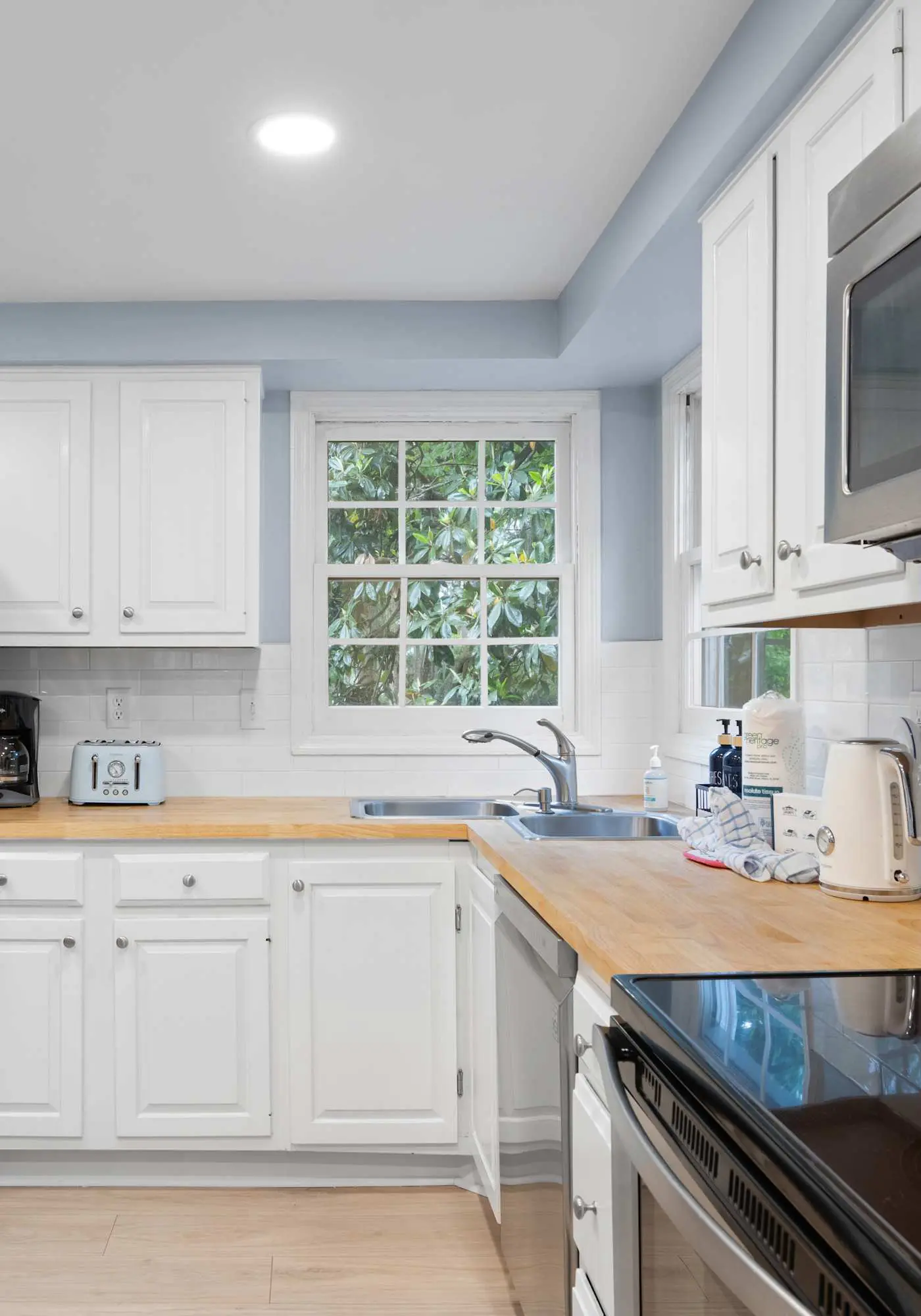 Dog-Friendly with pool, tennis, covered deck, beach nearby + golf views