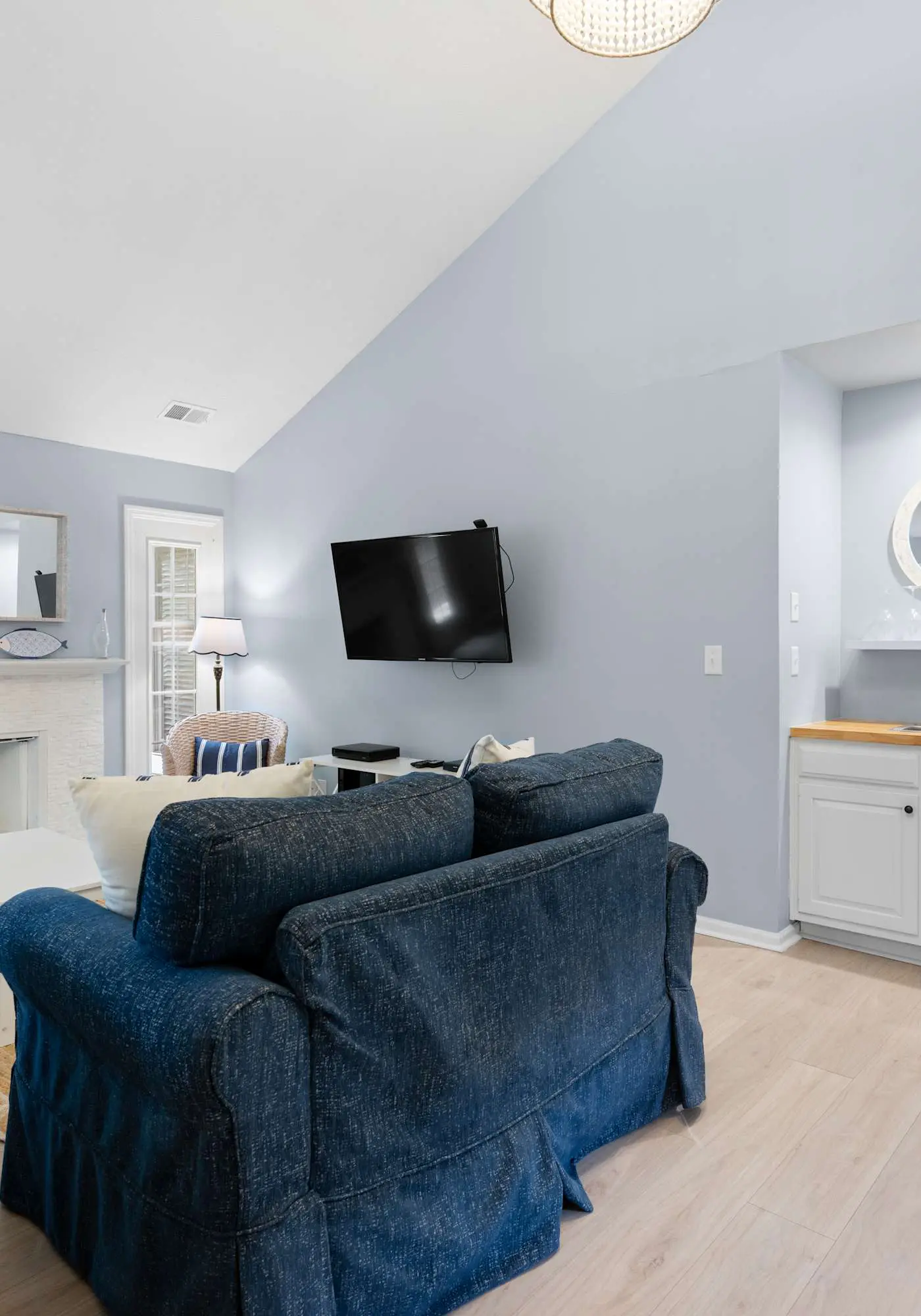 Dog-Friendly with pool, tennis, covered deck, beach nearby + golf views