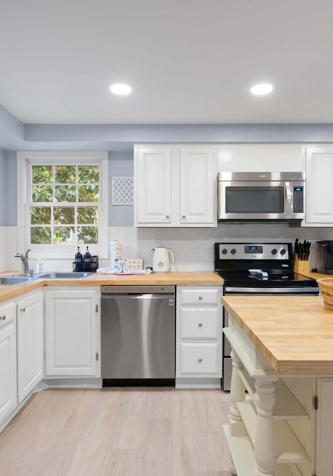Dog-Friendly with pool, tennis, covered deck, beach nearby + golf views