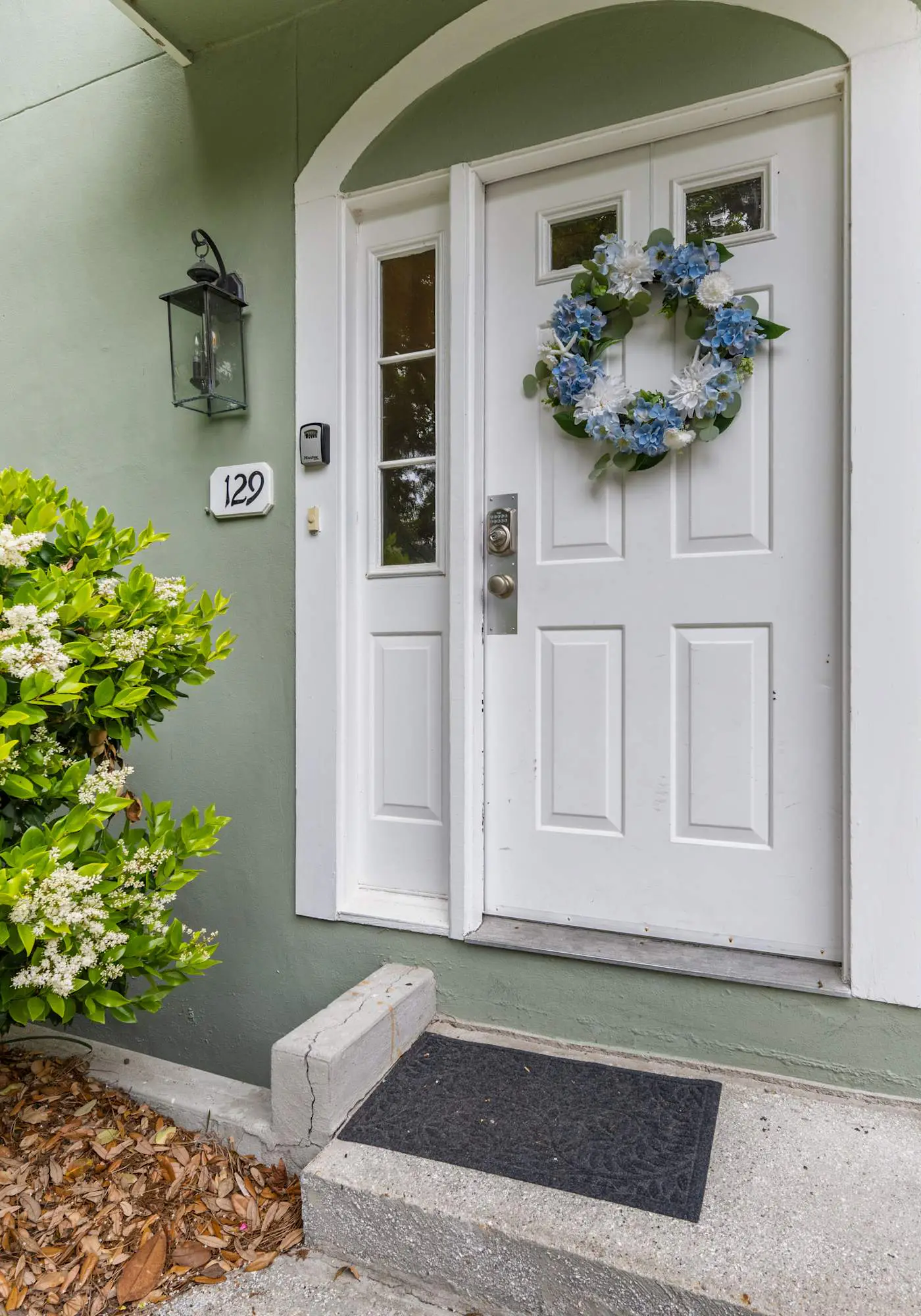 Dog-Friendly with pool, tennis, covered deck, beach nearby + golf views