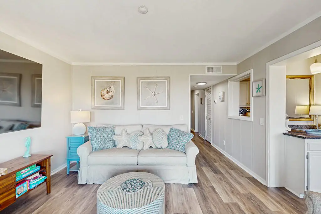 Beachfront condo w pool, tennis and pickleball, gym & balcony