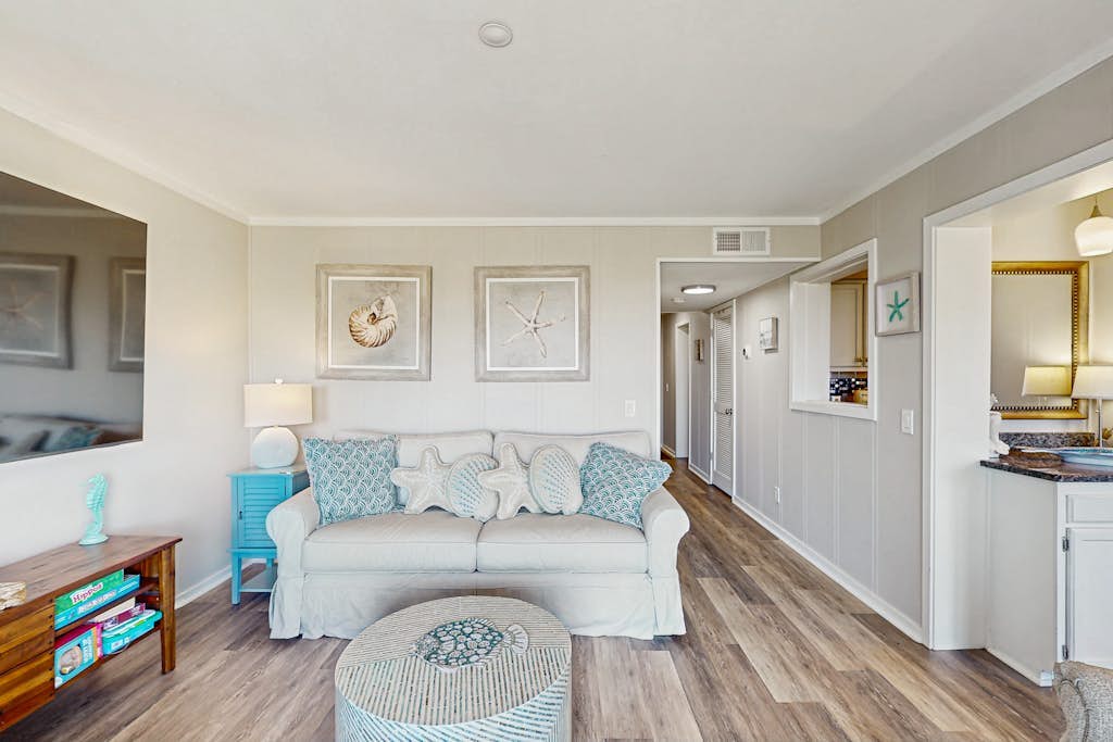 Beachfront condo w pool, tennis and pickleball, gym & balcony