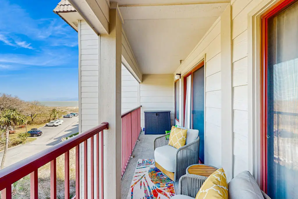Beachfront condo w pool, tennis and pickleball, gym & balcony