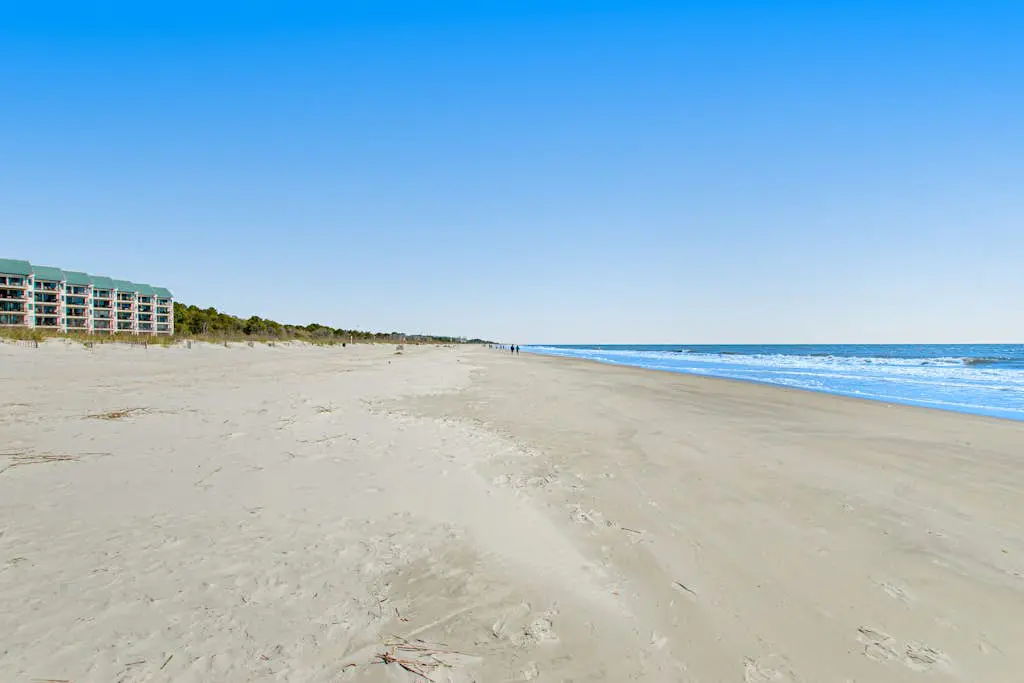 Beachfront condo w pool, tennis and pickleball, gym & balcony
