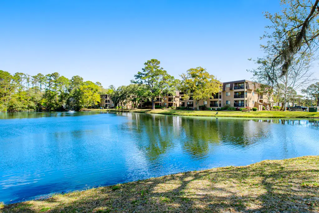 Beachfront condo w pool, tennis and pickleball, gym & balcony