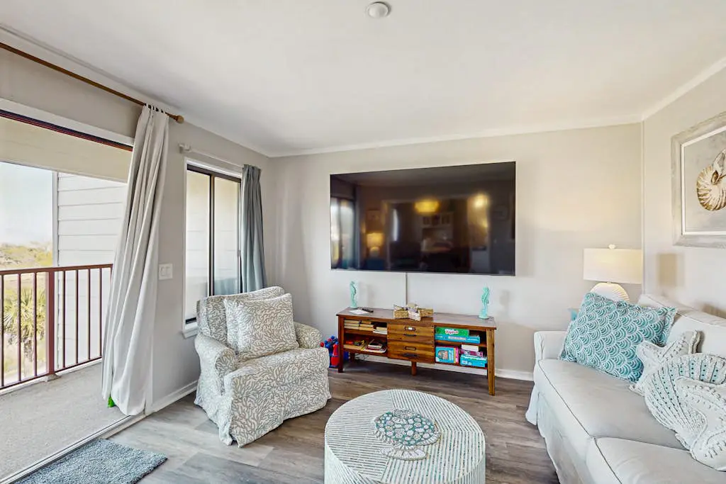 Beachfront condo w pool, tennis and pickleball, gym & balcony