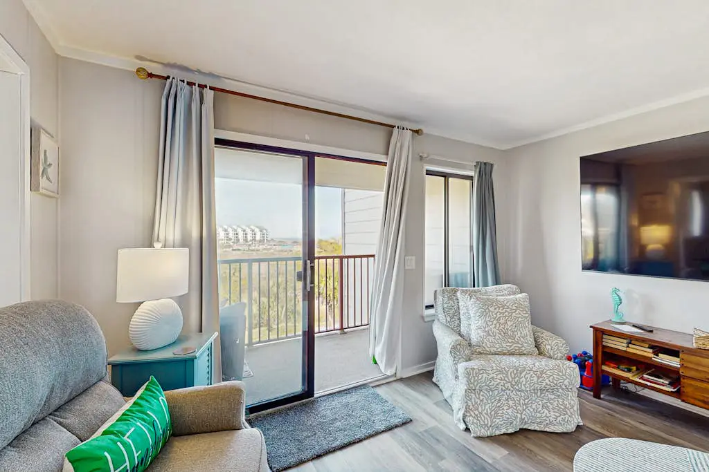 Beachfront condo w pool, tennis and pickleball, gym & balcony