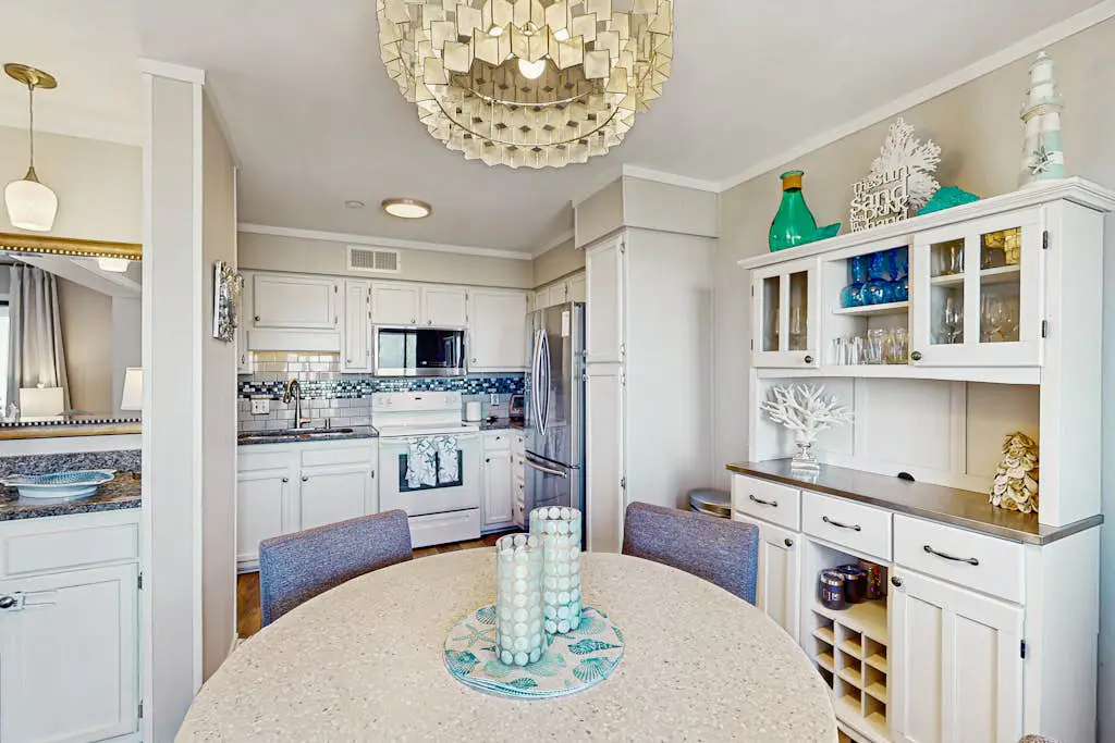 Beachfront condo w pool, tennis and pickleball, gym & balcony