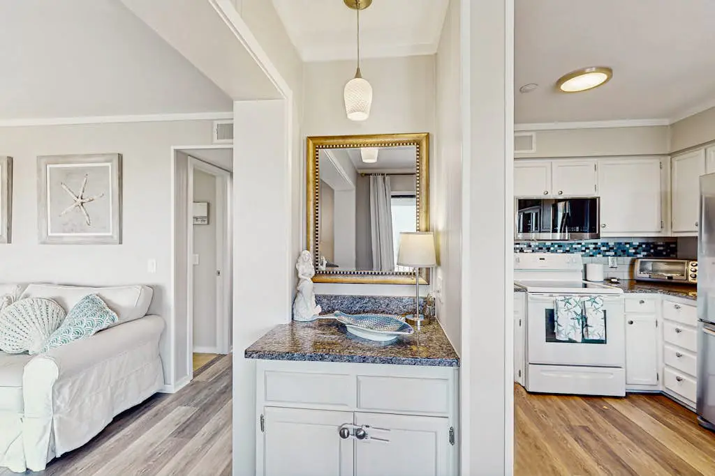 Beachfront condo w pool, tennis and pickleball, gym & balcony