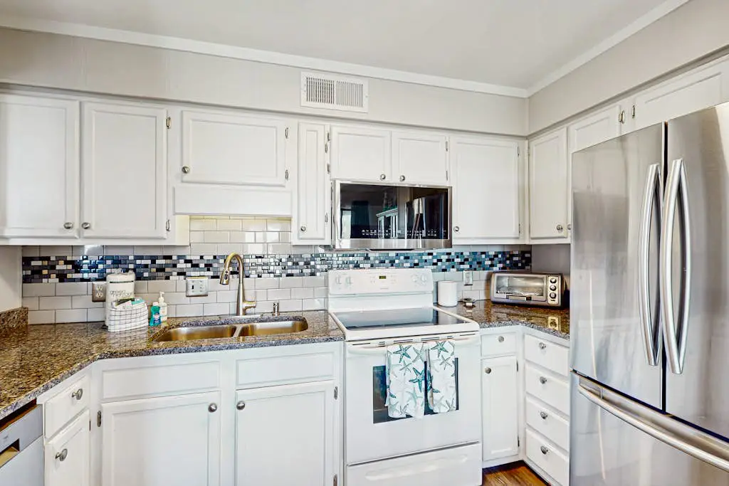 Beachfront condo w pool, tennis and pickleball, gym & balcony