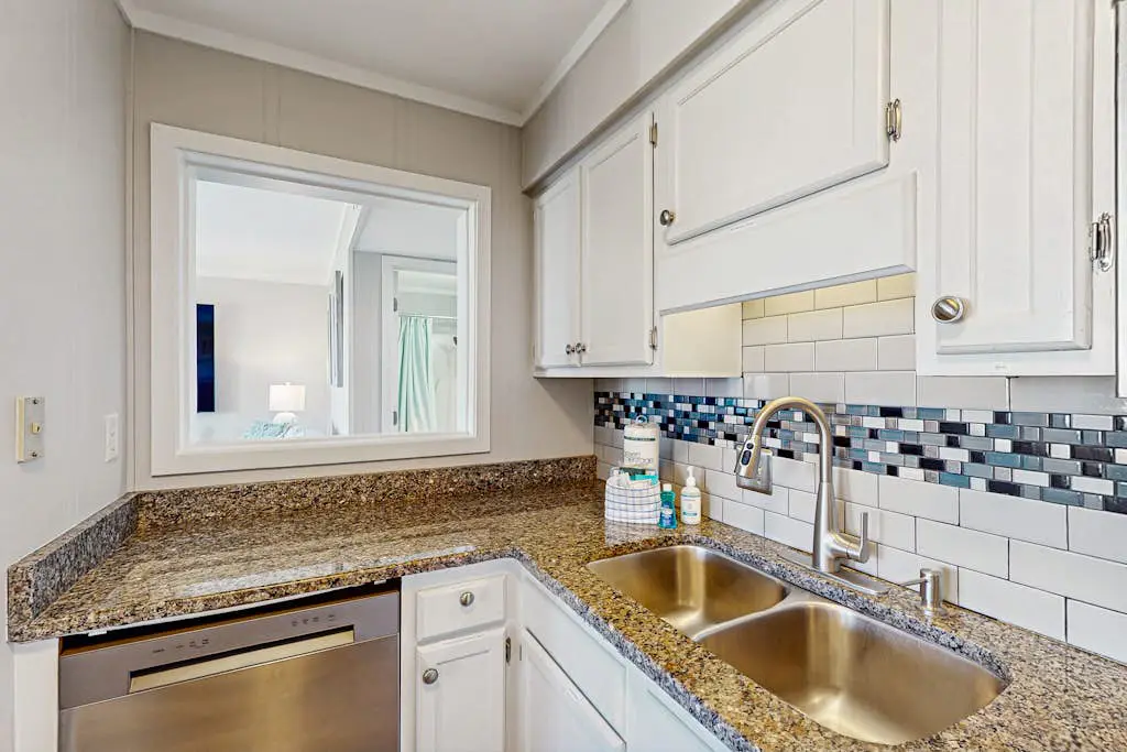Beachfront condo w pool, tennis and pickleball, gym & balcony