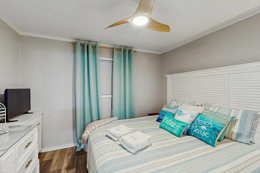 Beachfront condo w pool, tennis and pickleball, gym & balcony