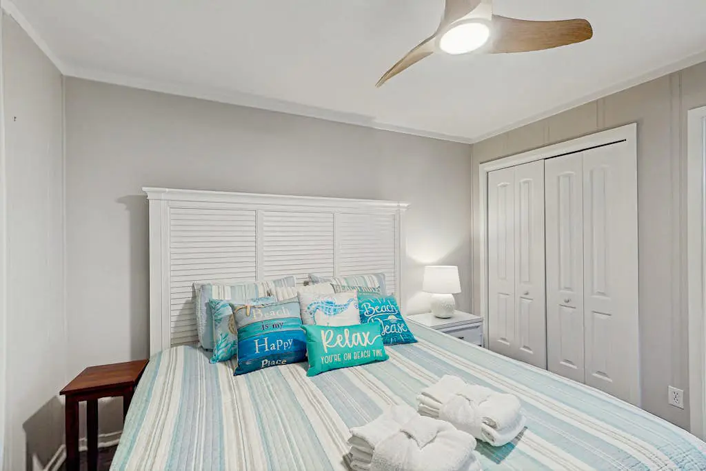 Beachfront condo w pool, tennis and pickleball, gym & balcony
