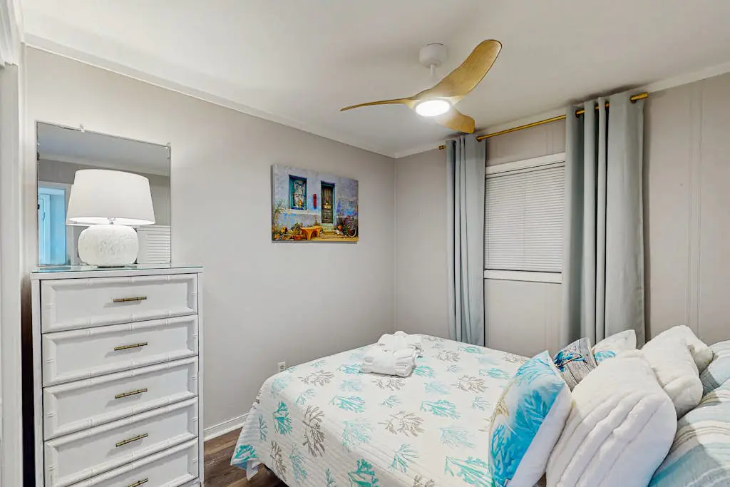 Beachfront condo w pool, tennis and pickleball, gym & balcony