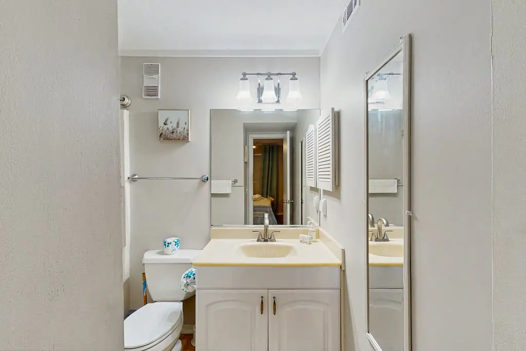 Beachfront condo w pool, tennis and pickleball, gym & balcony