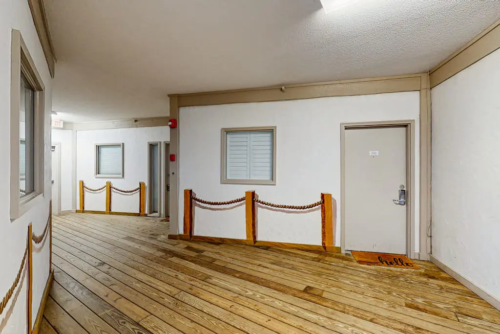 Beachfront condo w pool, tennis and pickleball, gym & balcony