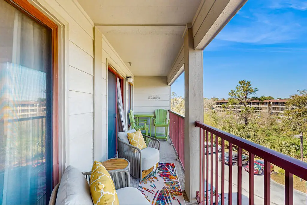 Beachfront condo w pool, tennis and pickleball, gym & balcony
