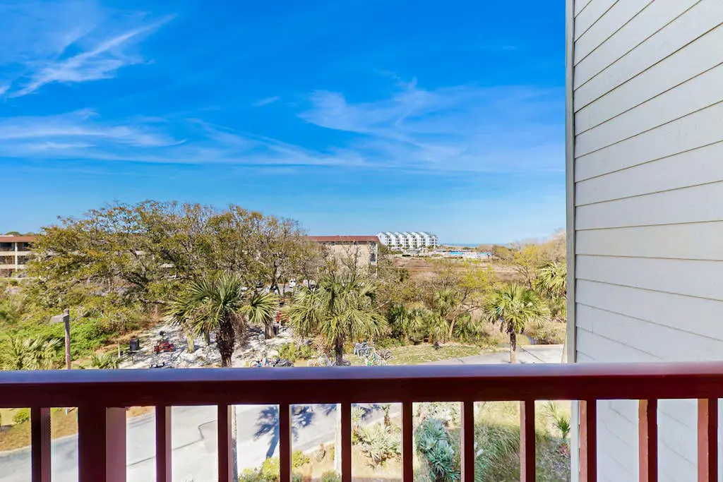 Beachfront condo w pool, tennis and pickleball, gym & balcony