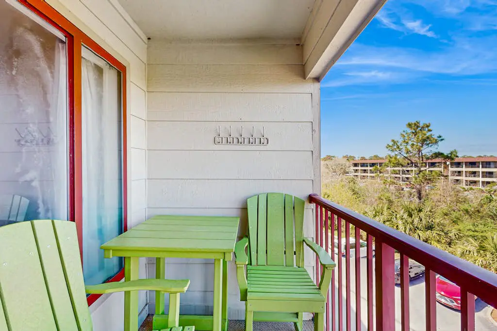 Beachfront condo w pool, tennis and pickleball, gym & balcony