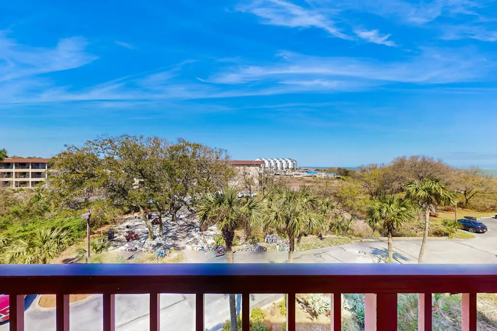 Beachfront condo w pool, tennis and pickleball, gym & balcony