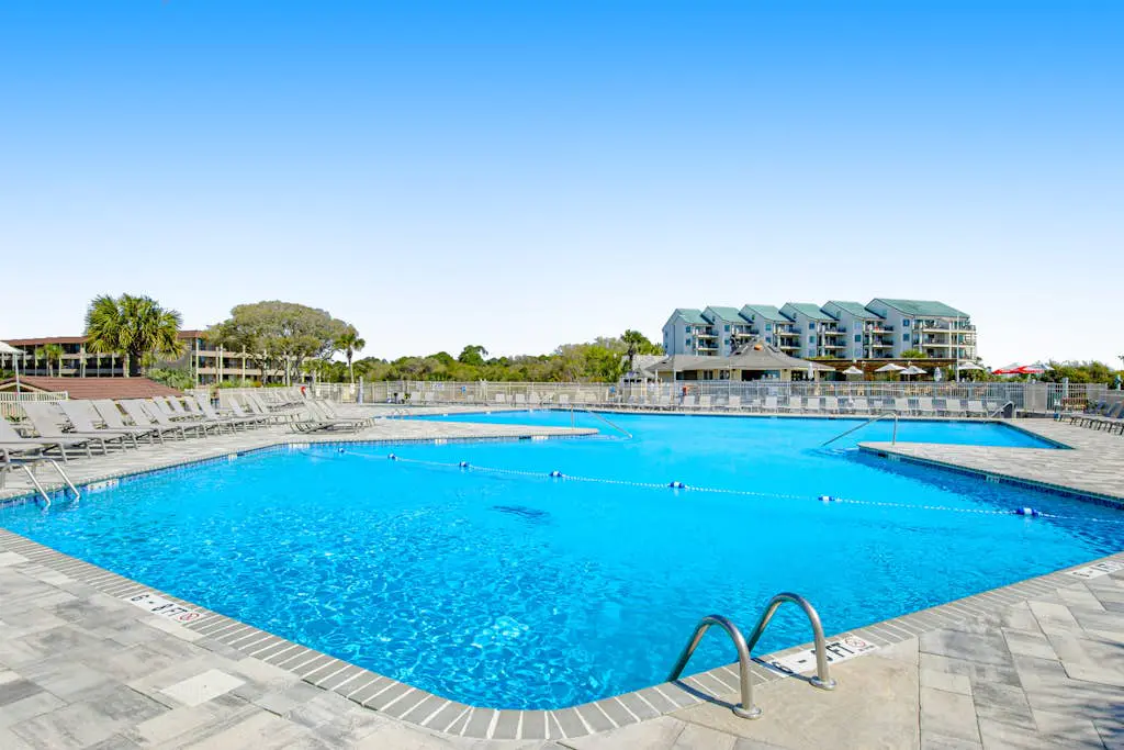 Beachfront condo w pool, tennis and pickleball, gym & balcony