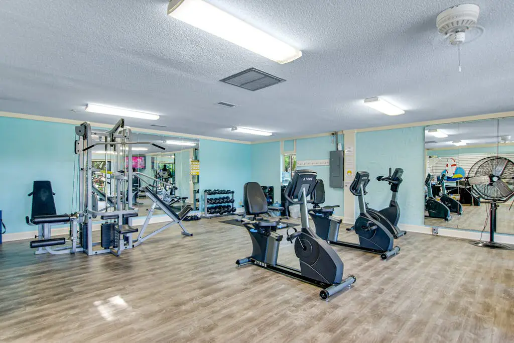 Beachfront condo w pool, tennis and pickleball, gym & balcony