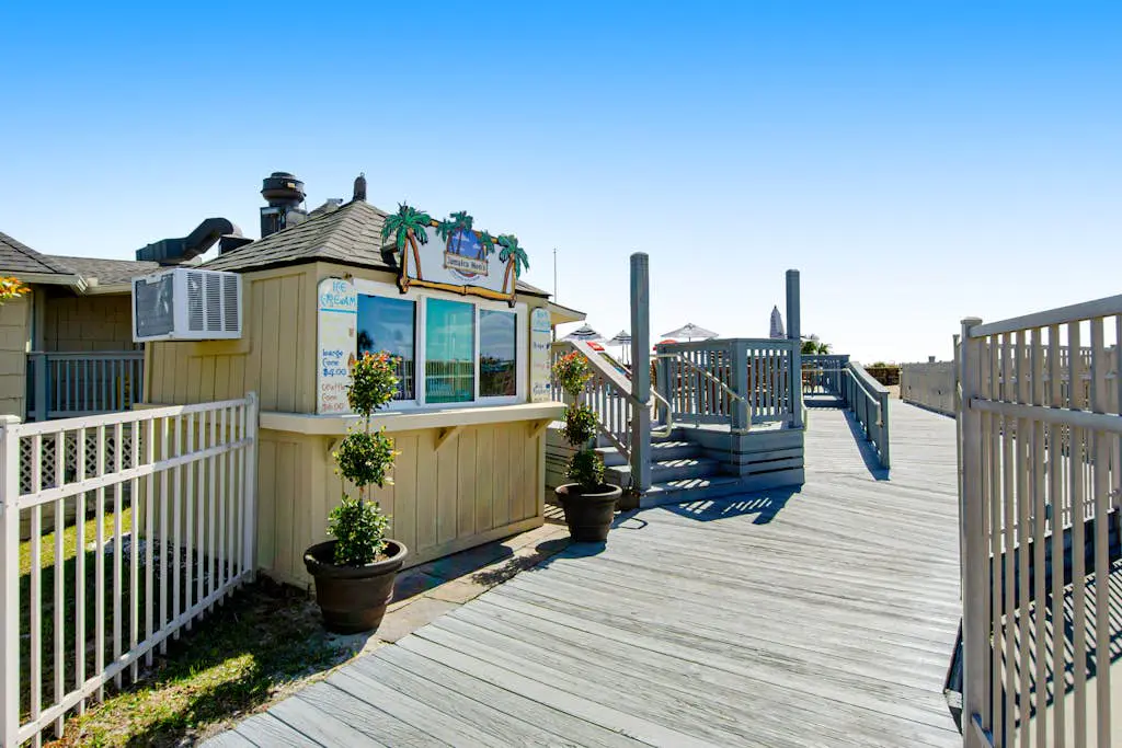 Beachfront condo w pool, tennis and pickleball, gym & balcony