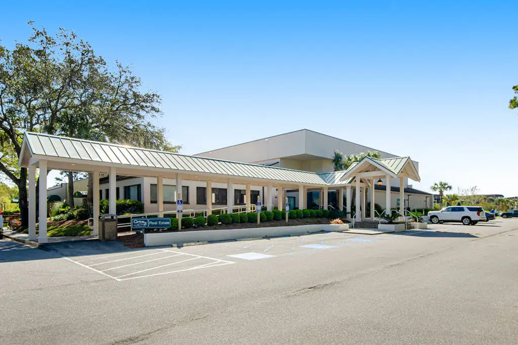 Beachfront condo w pool, tennis and pickleball, gym & balcony