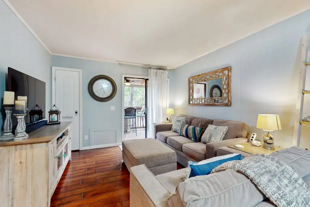 Second-floor condo with pool access, balcony - near Coligny Plaza & beach