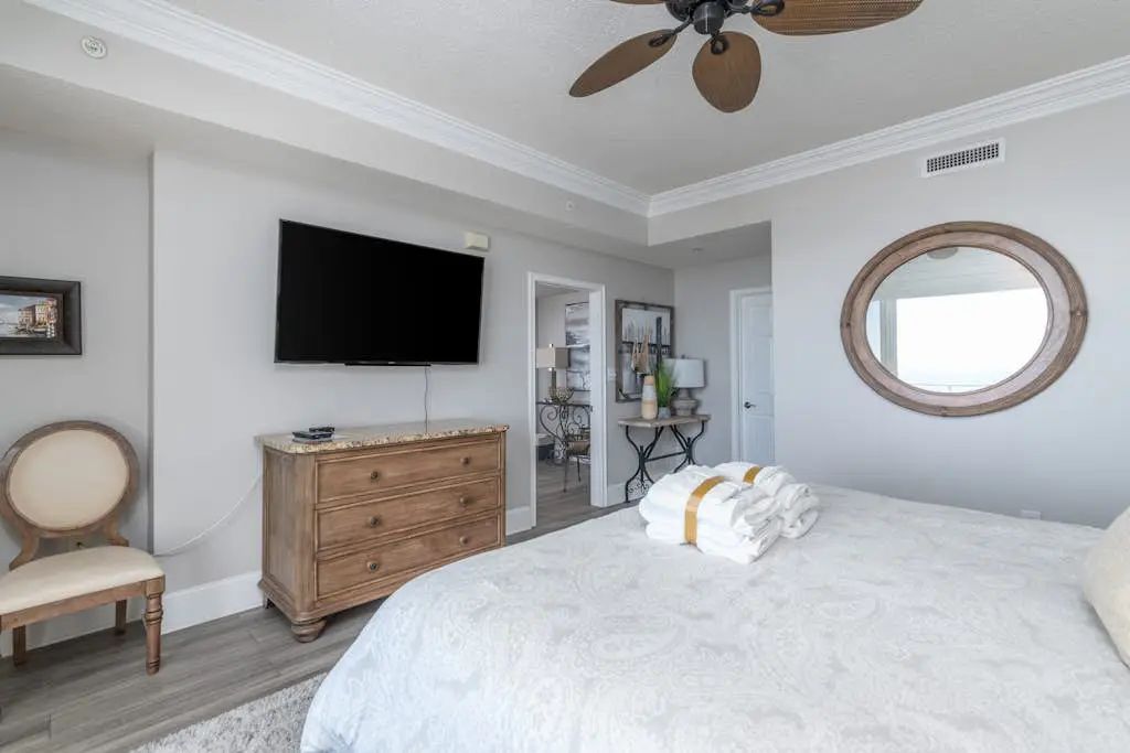 Panoramic direct oceanfront view condo w/ pool, hot tub, gym & steps to beach