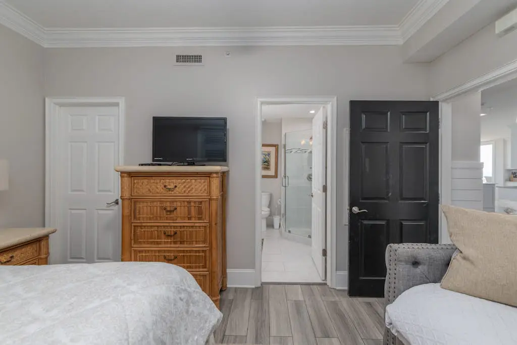 Panoramic direct oceanfront view condo w/ pool, hot tub, gym & steps to beach