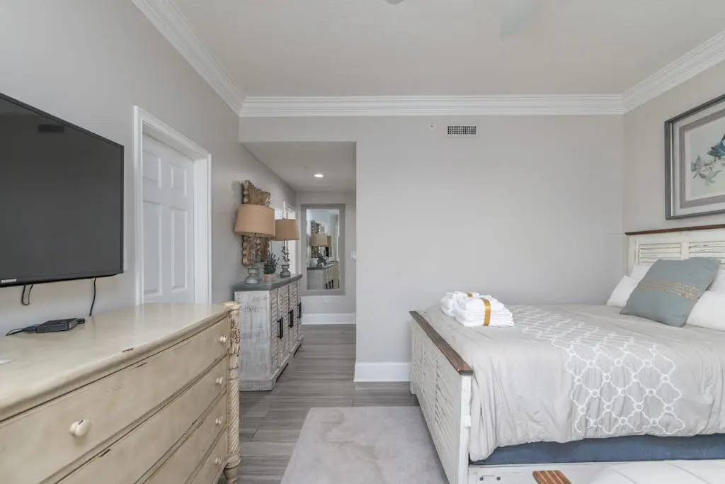 Panoramic direct oceanfront view condo w/ pool, hot tub, gym & steps to beach