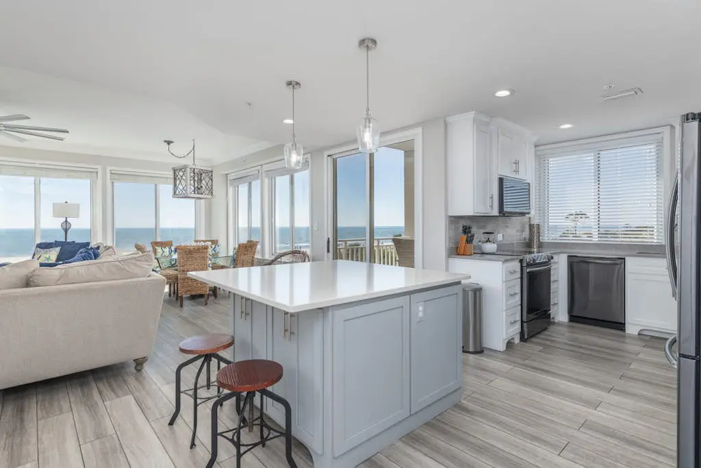Panoramic direct oceanfront view condo w/ pool, hot tub, gym & steps to beach