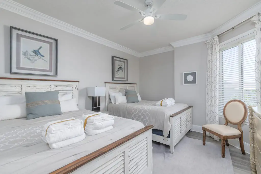 Panoramic direct oceanfront view condo w/ pool, hot tub, gym & steps to beach