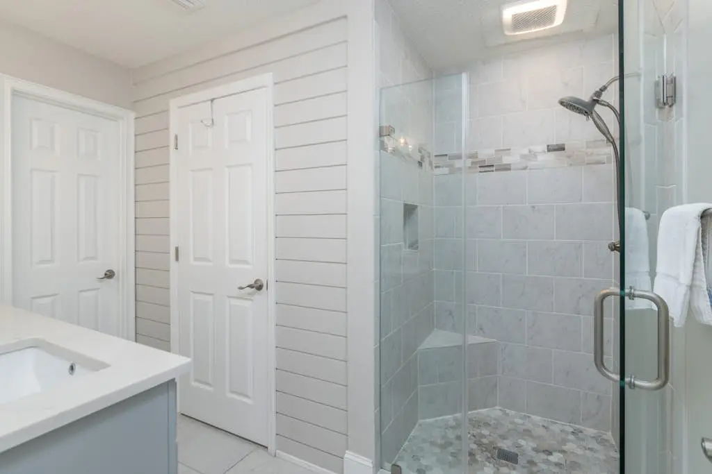 Panoramic direct oceanfront view condo w/ pool, hot tub, gym & steps to beach