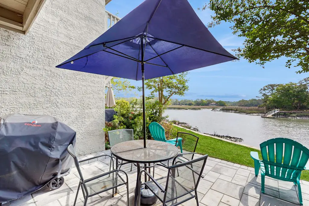 Waterfront condo w/ private balcony, W/D and near beach + marina