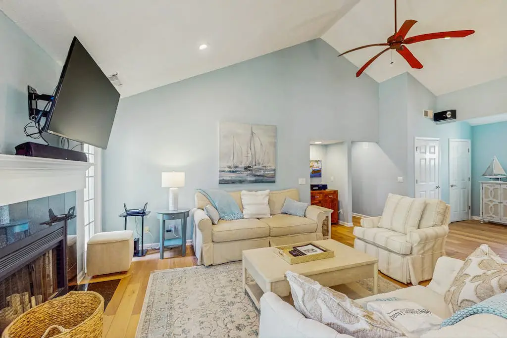 Golf course view condo near walking trails, Van der Meer & Shipyard beach