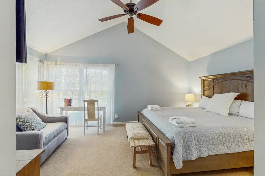 Golf course view condo near walking trails, Van der Meer & Shipyard beach
