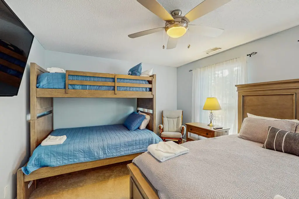 Golf course view condo near walking trails, Van der Meer & Shipyard beach