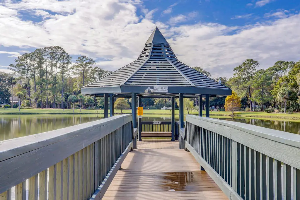 Golf course view condo near walking trails, Van der Meer & Shipyard beach